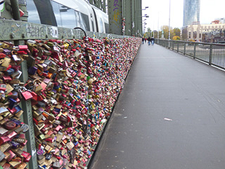 24 Colonia - Lucchetti lungo tutta la lunghezza del ponte Hohenzollern, sul Reno