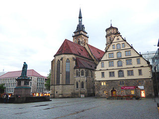01 Stoccarda - Shillerplatz - Da sx la statua di Shiller, Stiftskirche e la vecchia Cancelleria Alte Kanzlei