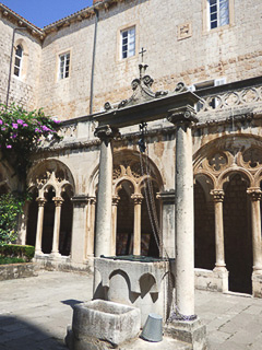 06 - Dubrovnik - Monastero domenicano - Pozzo nel chiostro