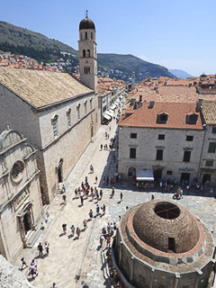 09 - Dubrovnik - Dai bastioni - Presso Porta Pile, la fontana d'Onofrio e lo Stradun