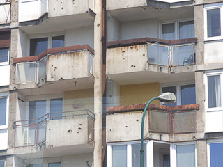 27 - Sarajevo - Zmaja od Bosne, il viale dei cecchini - Edificio ancora crivellato dai proiettili