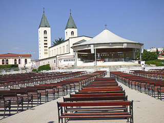 28 - Medugorje - Altare esterno della chiesa di San Giacomo