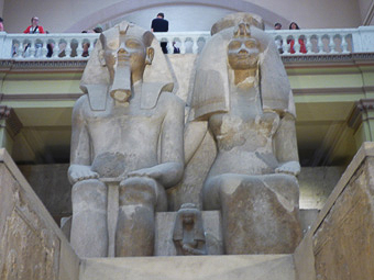 09 - Downtown - Museo Egizio - Gruppo colossale di Amenhotep III e la sua sposa Teye
