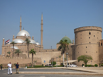 37 - Cittadella - Le mura della Cittadella di Saladino, con la moschea di Mohammed Alç