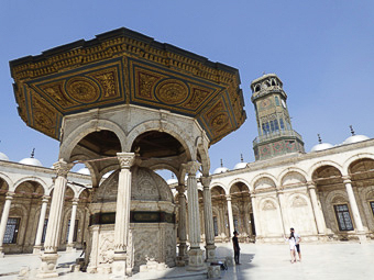 38 - Cittadella - La moschea di Muhammed Alç - La fontana per le abluzioni nel cortile porticato, con la Torre dell'orologio