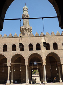 40 - Cittadella - Il cortile porticato e il minareto della moschea di en Nasir Muhammed