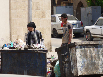 42 - Degli Zabbalin di Eizbet el-Nahkli raccolgono la spazzatura che poi smisteranno nel loro quartiere