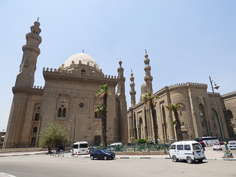 43 - Bab Zuwayla - Midan Salah ed Din - La Madrasa Hasan a sx e la moschea er Rifai a dx