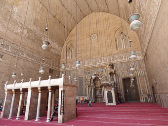 44 - Bab Zuwayla - Madrasa Hasan - La Dikka, in primo piano e, in fondo all'iwan, i Mihbar e Minbar