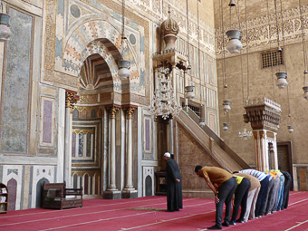 45 - Bab Zuwayla - Madrasa Hasan - Muslin pregano di fronte al Mihrab