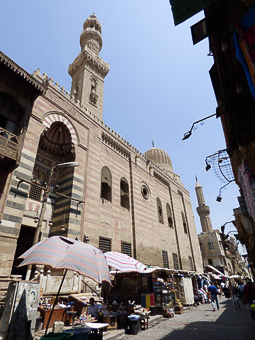 52 - Bab el Futuh - Shari Muizz il Din Allah con la moschea el Ashraf Barsbey e, pió avanti quella di Mutahhar