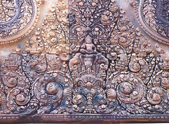 23 Siem Reap - Banteay Srey - Bassorilievi del frontone dell'ingresso principale