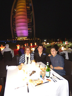 19 Jumeirah - Dal Villa beach restaurant del Jumeirah beach hotel - Famiglia al tavolo