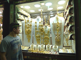 27 Dubai - Deira - Gold souq - Paolo ammira la vetrina di una gioielleria