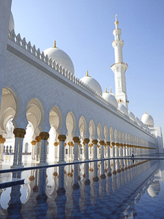 36 Abu Dhabi - Moschea Sheikh Zayed - Colonnato esterno