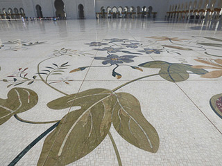 38 Abu Dhabi - Moschea Sheikh Zayed - Disegni floreali nel cortile marmoreo