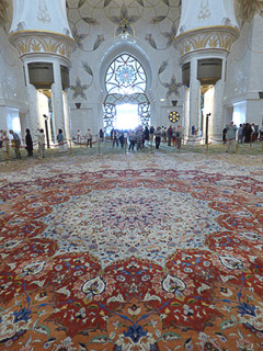 41 Abu Dhabi - Moschea Sheikh Zayed.- Il più grande tappeto del mondo (7.000 metri quadri - 47 tonnellate)