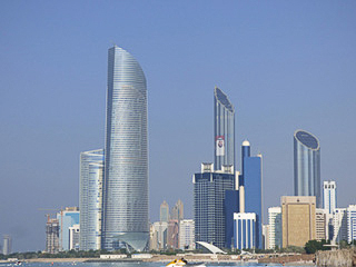 42 Abu Dhabi - Da sx il Landmark (324 m.), le le Baymunah towers (nere) e le torri di vetro del mercato centrale