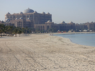 47 Abu Dhabi - Emirates Palace (7 stelle) con la sua spiaggia privata