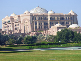 48 Abu Dhabi - Emirates Palace (7 stelle) con il suo giardino privato