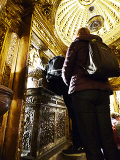 05 - Santiago de Compostela - Cattedrale - Capilla Mayor - I fedeli abbracciano la statua di San Giacomo
