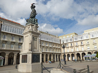 08 - La Coru§a - Plaza de Maria Pita con la statua di questa eroina locale