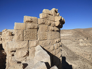 12 Shobak - Il castello dei Crociati - Iscrizioni calligrafe su un muro esterno della torre