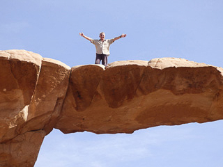 35 Wadi Rum - Umm Fruth - Daniele sull'arco di roccia