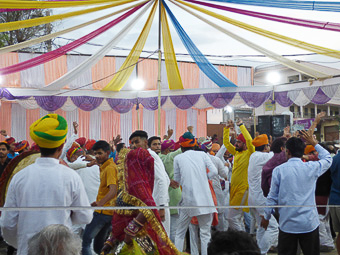 01 Mandawa - In serata, balli per l'Holi festival