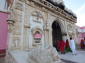 09 Deshnoke - Karni Mata temple - La bellissima facciata in marmo lavorato