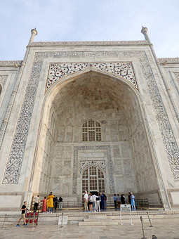 48 Agra - L'ingresso al mausoleo del Taj Mahal