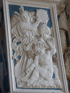 05 Rimini - Tempio Malatestiano - Uno degli stiacciati di Agostino di Duccio, 1456