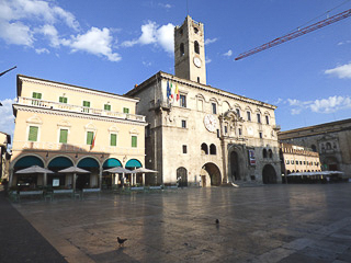 36 Ascoli Piceno - Piazza del Popolo - CaffÇ Meletti a sx e il Palazzo dei Capitani del Popolo a dx