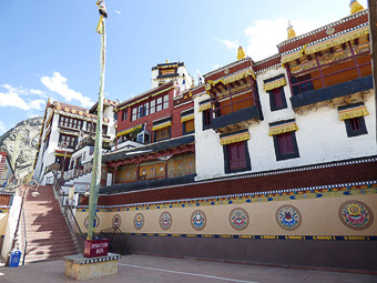 26 Diskit gompa - Cortile