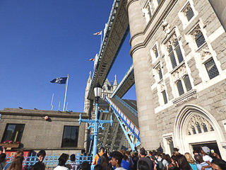 17 City - Tower bridge - Il ponte si alza