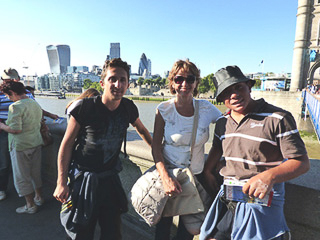 18 City - Famiglia a Tower bridge con lo sfondo della City