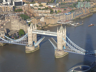 21 Southwark - Dalla cima dello Shard - Tower bridge col ponte levatoio sollevato