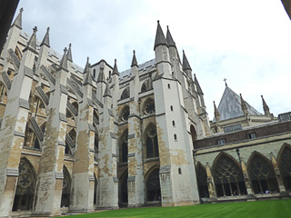 31 Westminster abbey - Nel chiostro vista dei contrafforti e degli archi rampanti