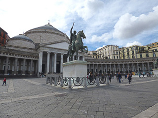 09 - Piazza del Plebiscito e la chiesa di San Francesco di Paola
