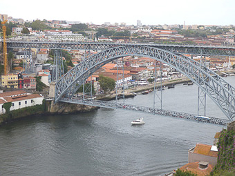 40 - Porto - Ponte Don Luis I, sul Douro e dietro Vila Nova de Gaia