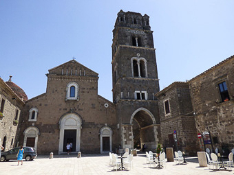 01 Caserta vecchia - Piazza Vescovado con la cattedrale di S.Michele Arcangelo