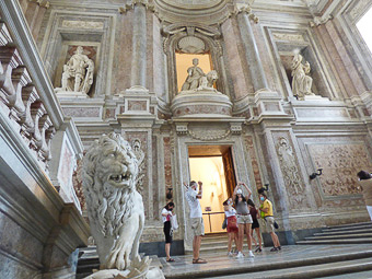 03 Caserta - Reggia di Caserta - Al primo pianerottolo dello scalone reale, leone in marmo