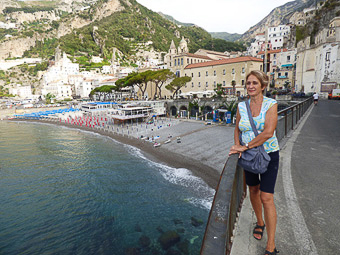 04 Amalfi - Gosia e sullo sfondo la splendida localitÖ