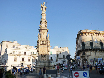 20 Ostuni - Piazza LibertÖ con l'obelisco Oronzo