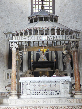 24 Bari - Basilica di San Nicola - Altare Maggiore - Il ciborio del XII sec.