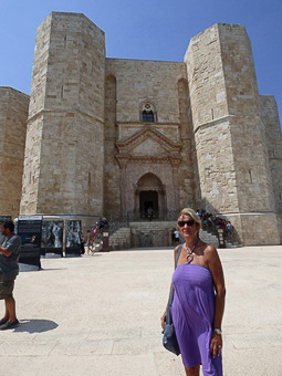 26 Castel del Monte - Gosia davanti all'ingresso