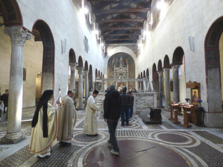 04 Aventino - Chiesa di Santa Maria in Cosmedin - Processione all'interno