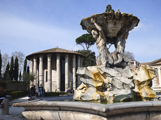 05 Aventino - Piazza della Bocca della VeritÖ - La fontana dei tritoni e i templi del Foro Boario