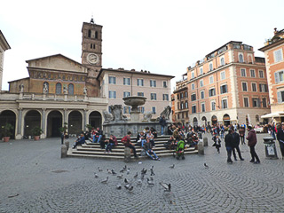 07 Trastevere - Piazza Santa Maria in Trastevere con la fontana e la chiesa omonima