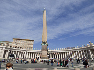 24 Vaticano - Piazza San Pietro - Il colonnato del Bernini e l'obelisco in centro alla piazza